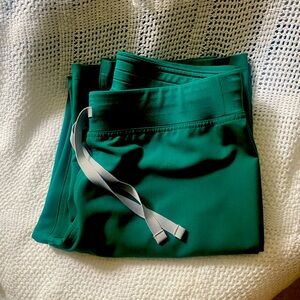 Figs Livingston hunter green women’s scrubs size small